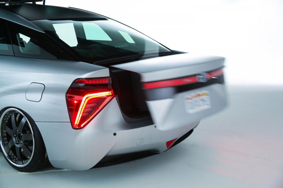  Toyota Mirai Back to the Future Concept 2015 года  (фото 13 из 19)